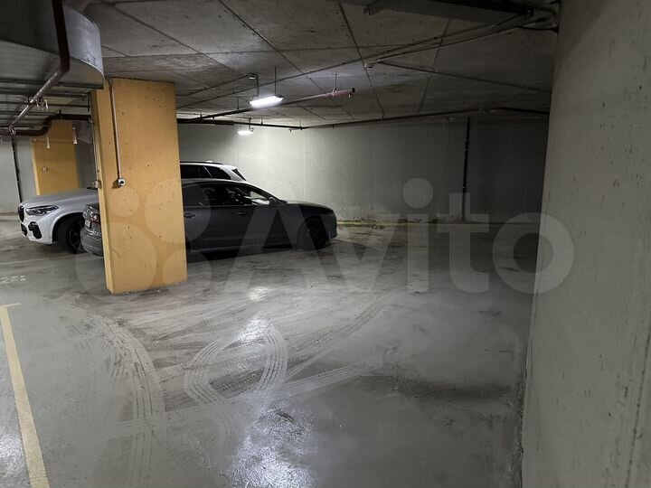 Машиноместо, > 30 м²