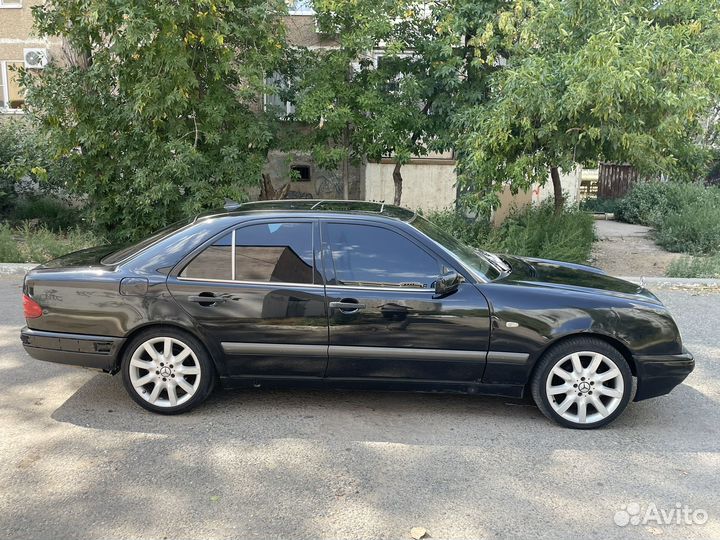 Mercedes-Benz E-класс 2.4 AT, 1998, 555 850 км