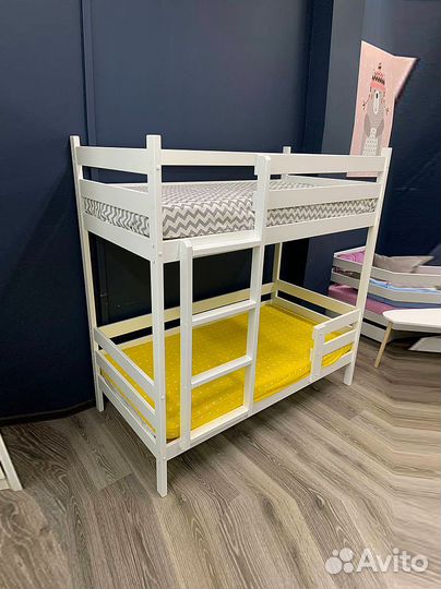 Двухъярусная кровать из массива