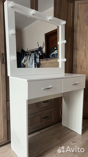 Макияжный столик с подсветкой