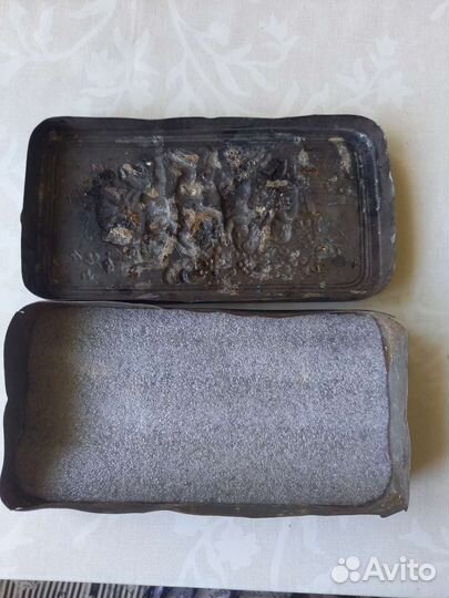 Старинная жестяная коробочка