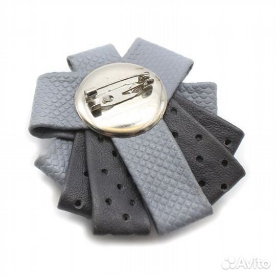 Кожаная брошь с янтарем