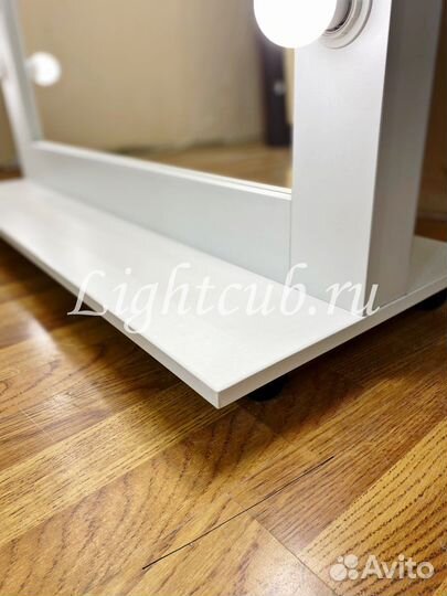 Напольное зеркало