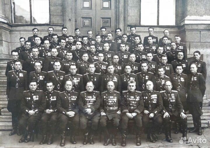 Генералы, офицеры с наградами. Старинное фото