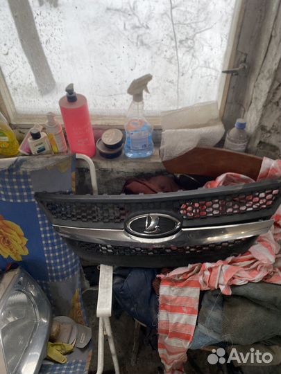 Передняя решётка со значком и хромом largus