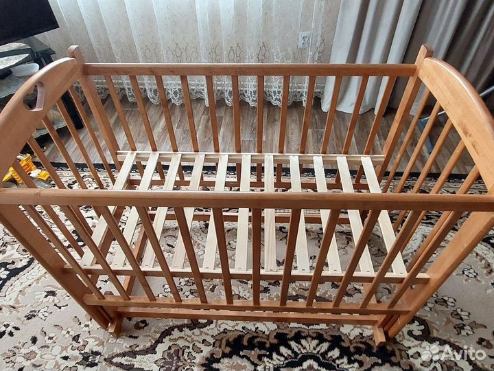 Детская кроватка с маятником