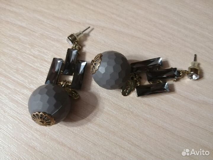 Серьги. Бусы