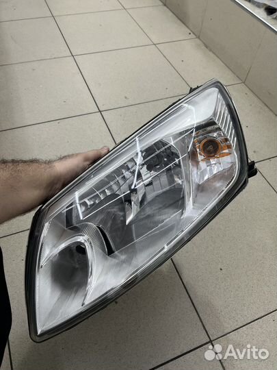 Передняя левая фара Гранта