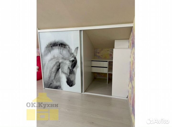 Книжный шкаф