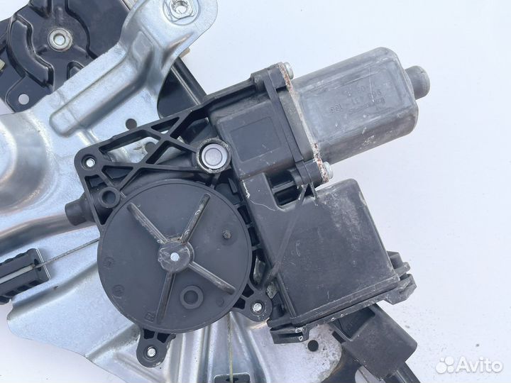 Стеклоподъемник левый передний Opel Astra J