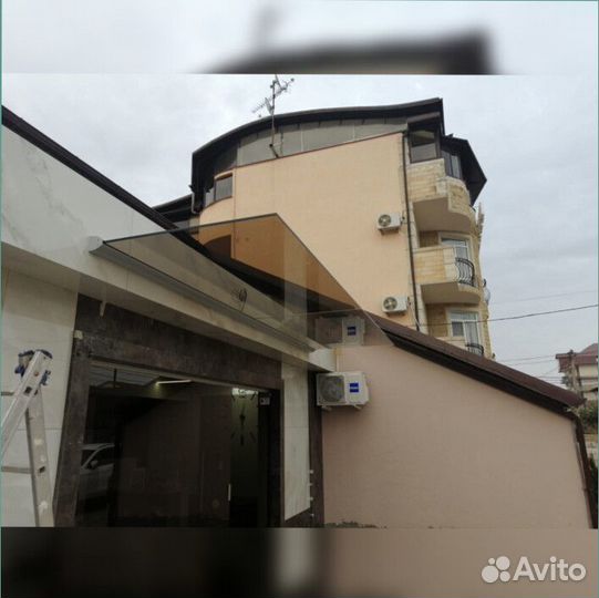 Стеклянный козырек над крыльцом