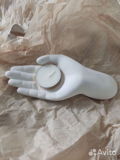 Подсвечник белый из бетона рука и соевая свеча