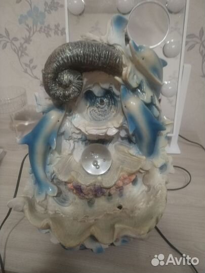 Фонтан с дельфинами, работает, светится