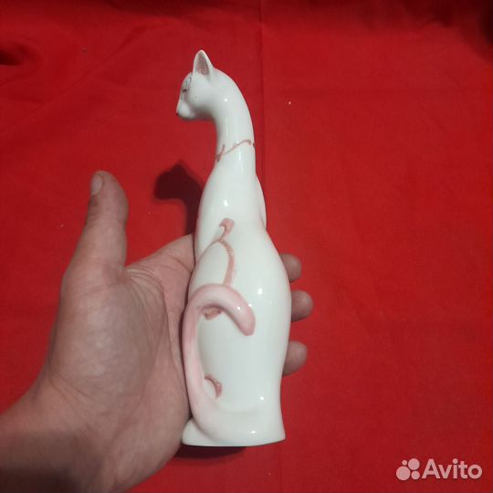 Фарфоровая статуэтка кошка