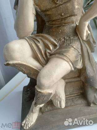 Старинная статуэтка