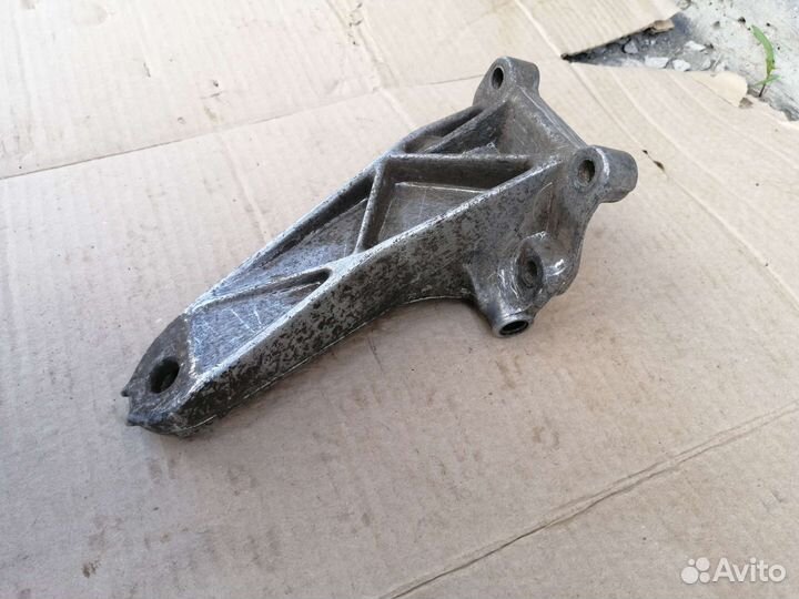 Крепление R двигателя м10 BMW e30