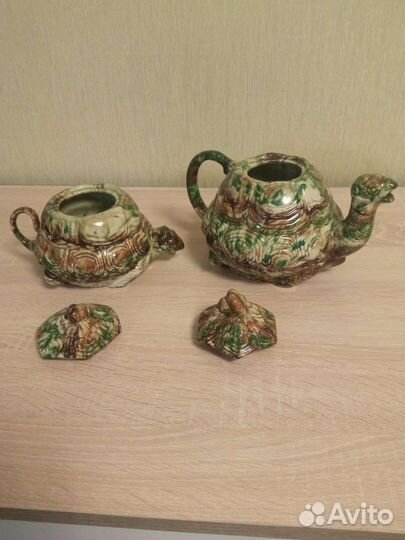 Заварочный чайник и сахарница