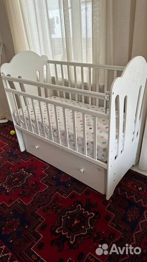 Детская кроватка с маятником