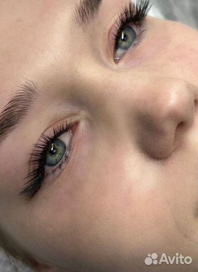 Наращивание ресниц в креслах-реклайнерах