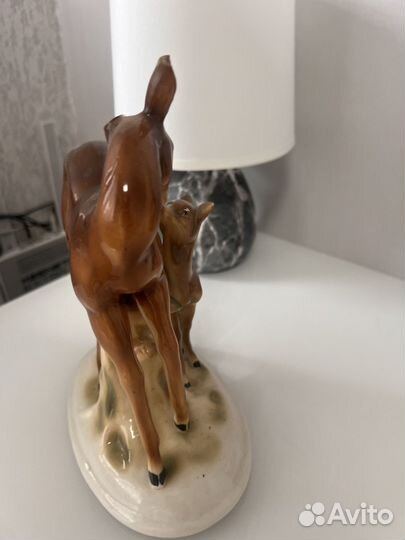 Фарфоровая статуэтка олениха с олененком