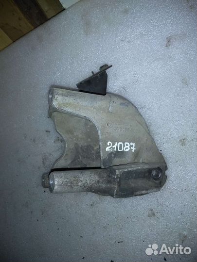 Кронштейн R двигателя VW Touareg 2002-2010г