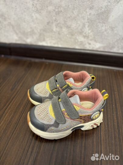 Кроссовки для девочки