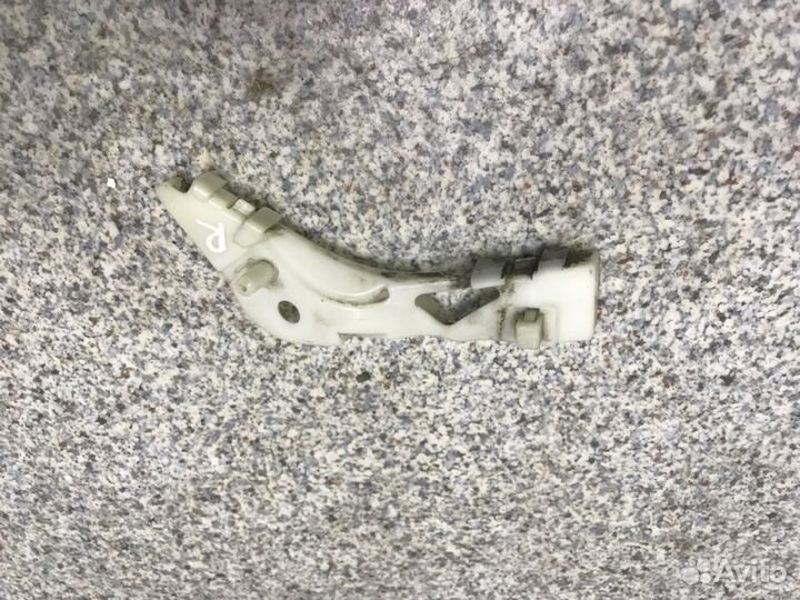 Кронштейн бампера прав. перед. Mazda 6