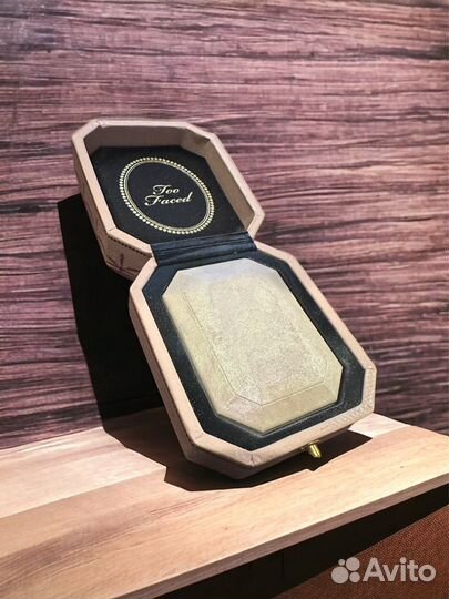 Too faced хайлайтер