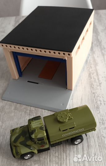 Игрушки гараж и машинка