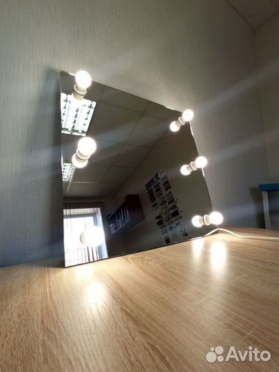 Гримерное зеркало с лампочками