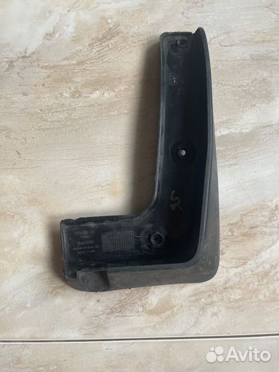 Брызговик передний правый Kia Sportage 4 Ql