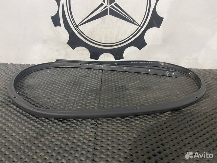 Уплотнитель двери передней правой Mercedes-Benz