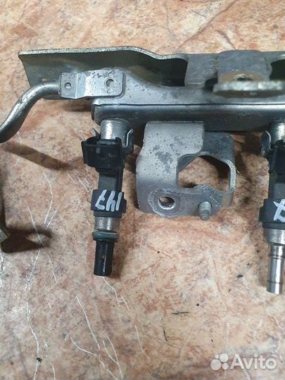 Топливная рампа с 4мя форсунками 1.6 HR16DE Nissan