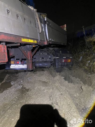 Застрял в грязи и снегу вытащить фуру дернуть