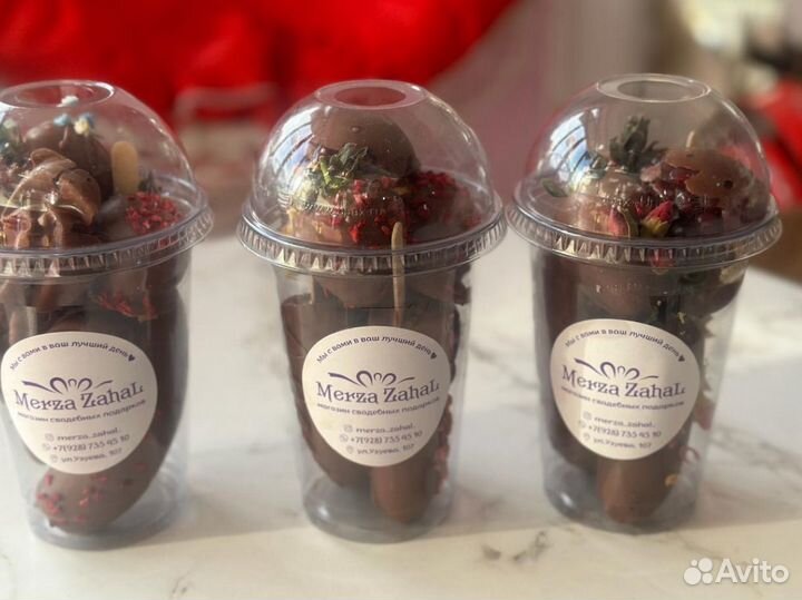 Клубника свежая. Подарок для девушки