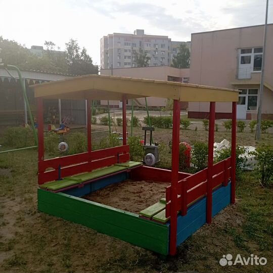 Песочница с крышей