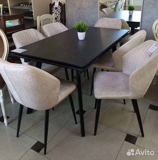 Стол и стулья