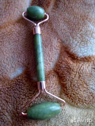 Роликовый массажер для лица из нефрита