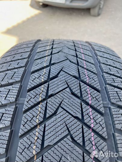Sonix WinterXPro 999 275/40 R21 122U