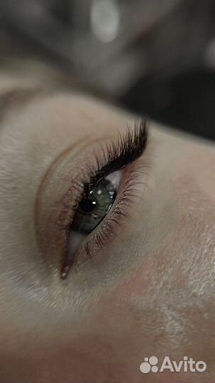 Мастер по наращиванию ресниц