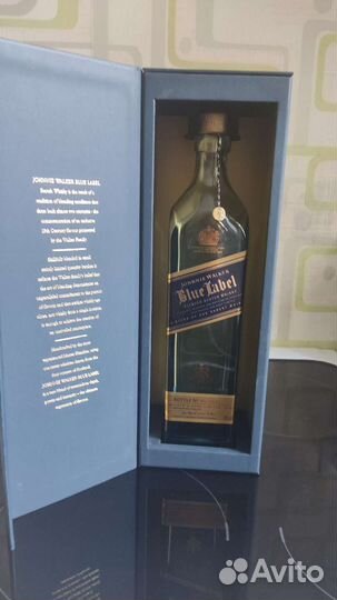 Пустые бутылки из под виски, коньяка