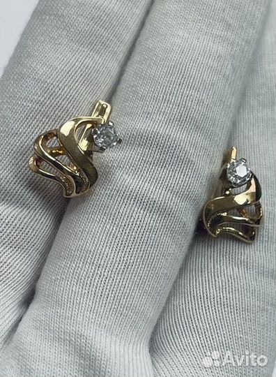 Серьги с синтетическим камнем Золото