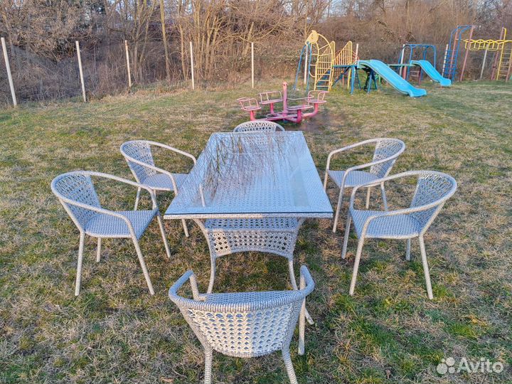 Обеденная группа из ротанга