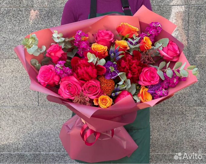 Яркие букеты из цветов и зелени. Доставка