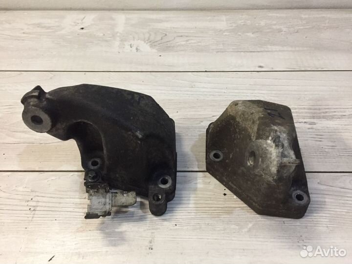 Кронштейн левый и правый (опора) двигателя