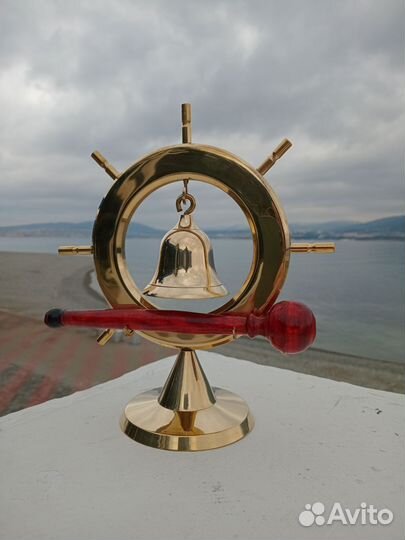 Корабельная рында на подставке