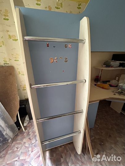 Двухъярусная кровать со столом и шкафом