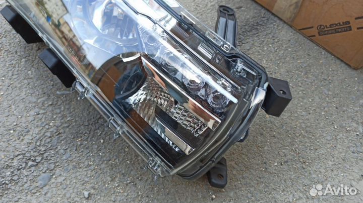 Фара правая новая оригинал Toyota Corolla 180