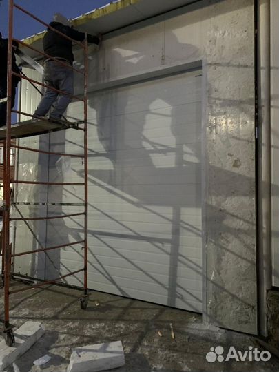 Секционные Гаражные ворота Алютех c пультом