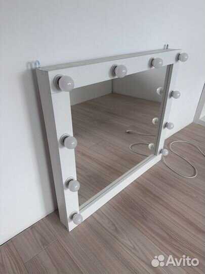 Гримерное зеркало с лампочками